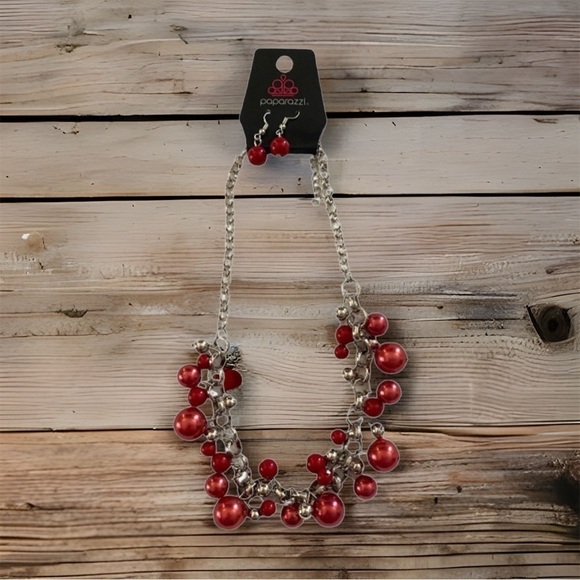 paparazzi Jewelry - NWT Beautiful red beaded necklace
